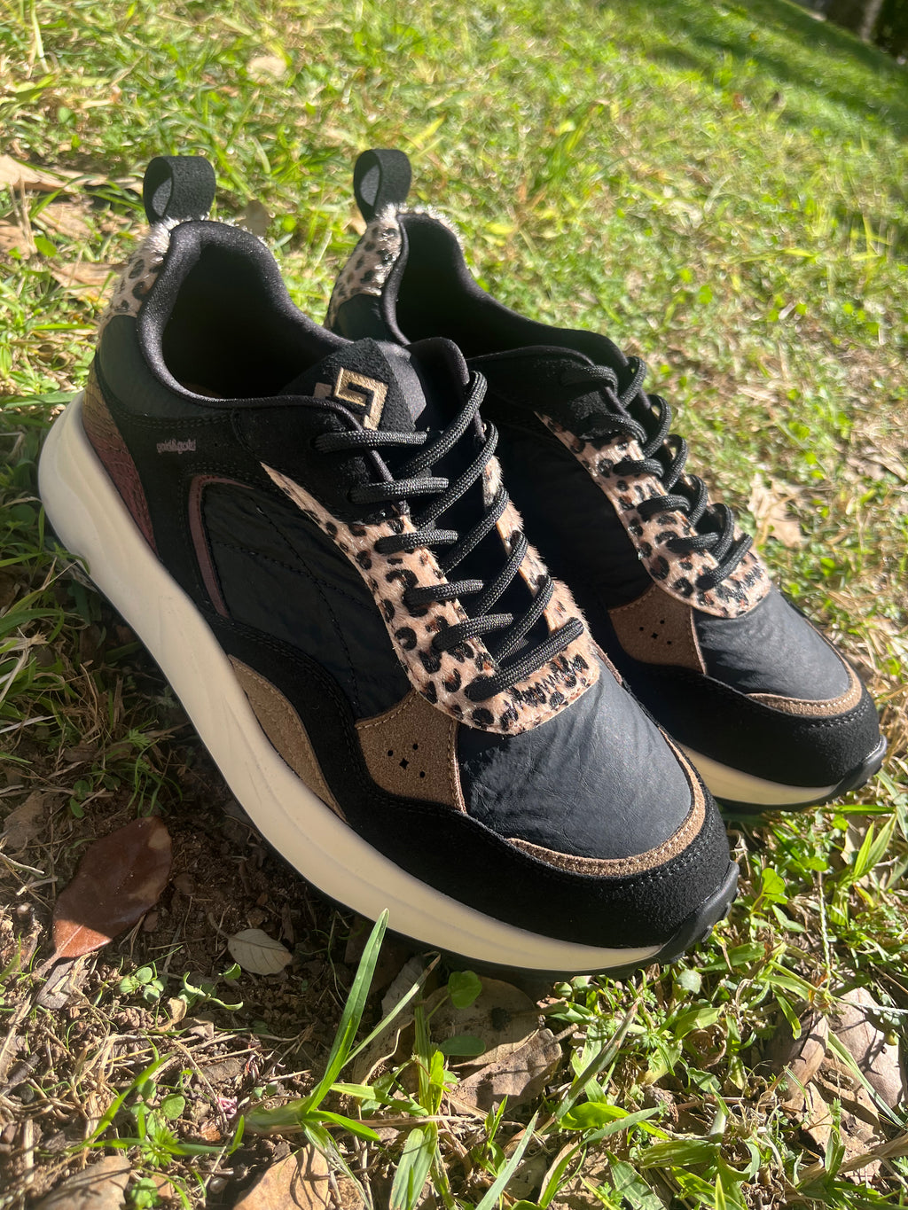 SNEAKER