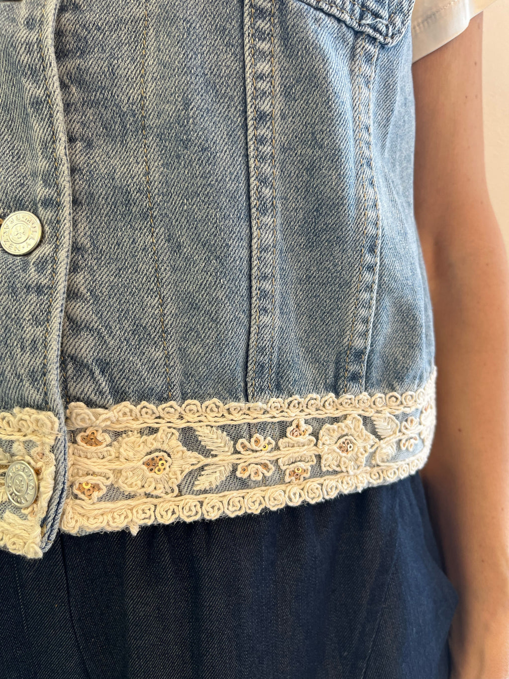 Gilet in Tela Jeans con Ricami e Paillettes